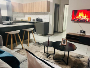 12 Elizabeth Place - Beautiful self catering 2 bedroom unit next to Kyalami Racetrack with free WiFi - swimming pool gym and restaurant - Perfect for a small family in Midrand Waterfall